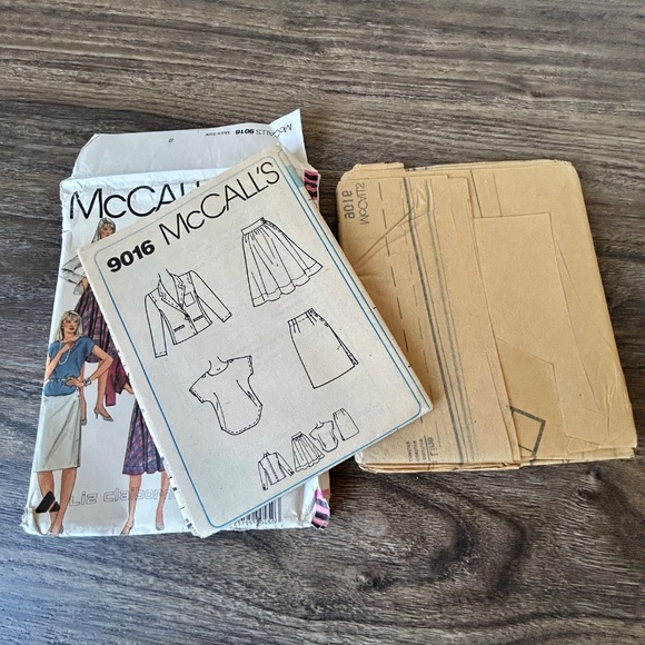1980’s McCall’s 9016 Liz Claiborne Sewing Patterns - Picture 4 of 4